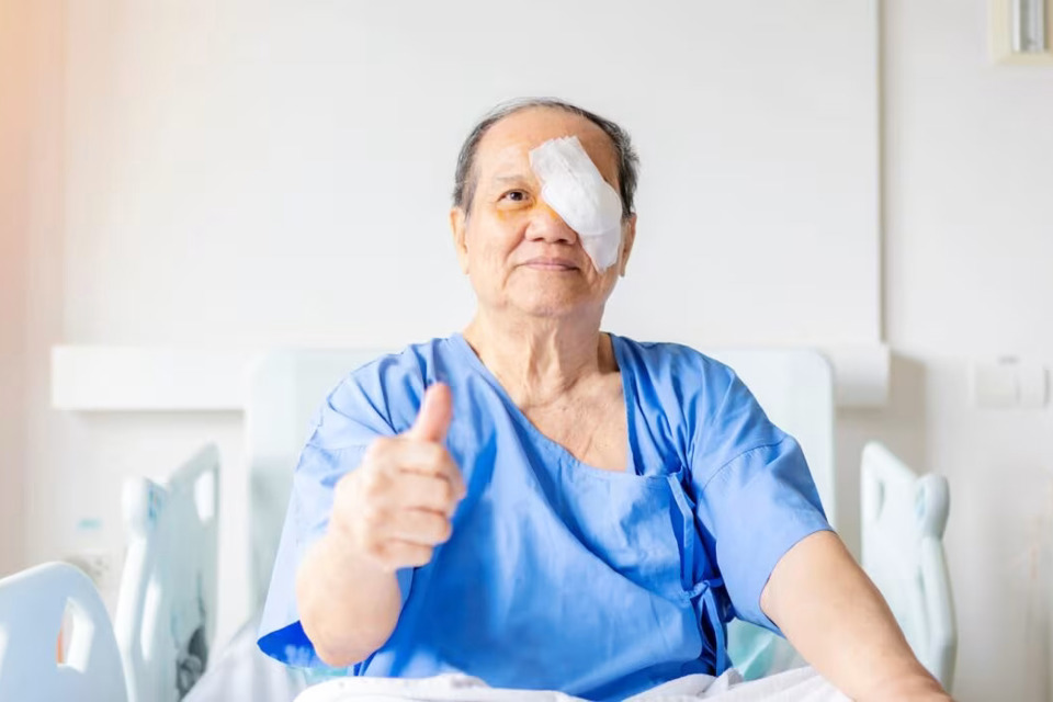 Cataract Surgery Recovery Week by Week: What's Normal